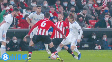 率领球队晋级亚洲杯正赛，新加坡临时主帅加文-李转正